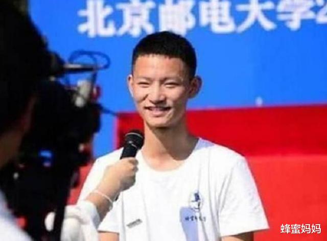 「蜂蜜」曾在高考后“跪地谢母”，得高分却放弃985名校的男孩，咋样了？