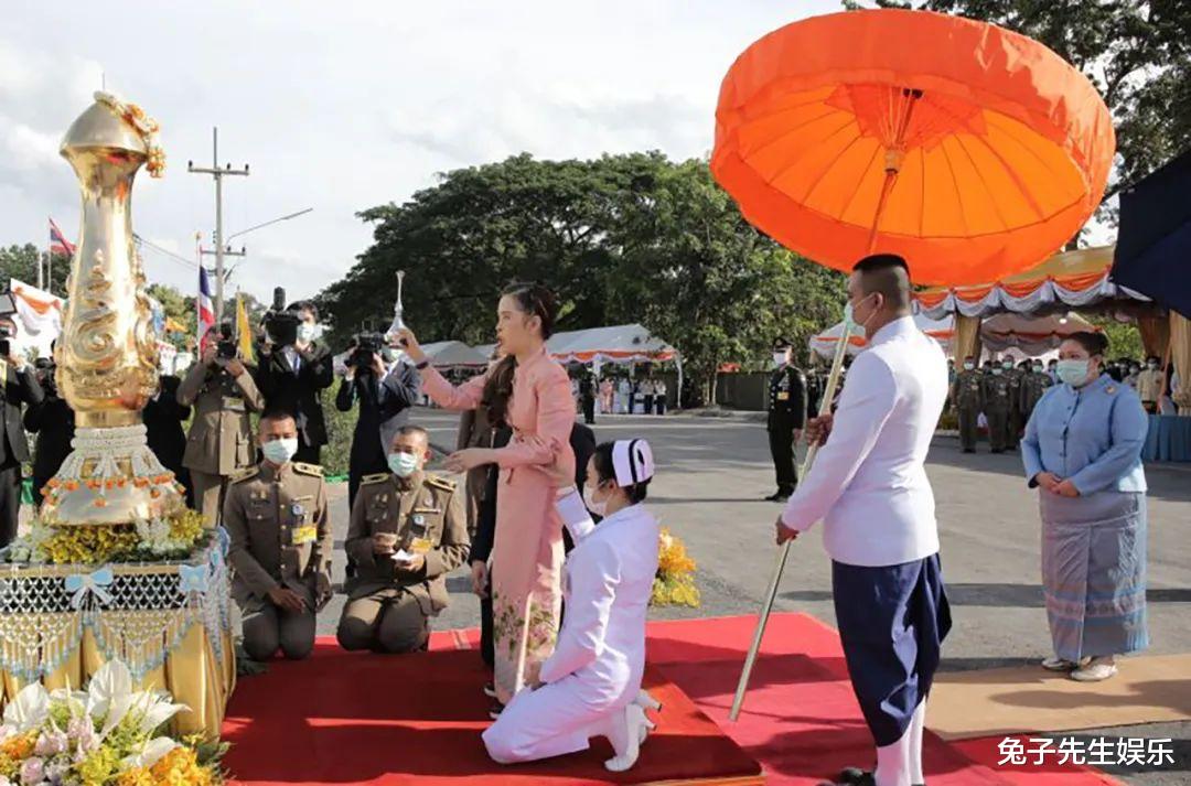 63歲泰國公主被蘇提達排擠，穿荷花裙現身工地，隻有女兒跪在身邊-圖5