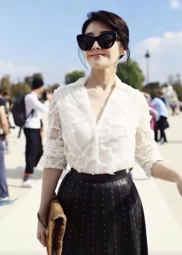 『穿衣搭配』许晴示范中年女性穿衣模范，穿白衬衣配半身裙，头扎低马尾美炸了