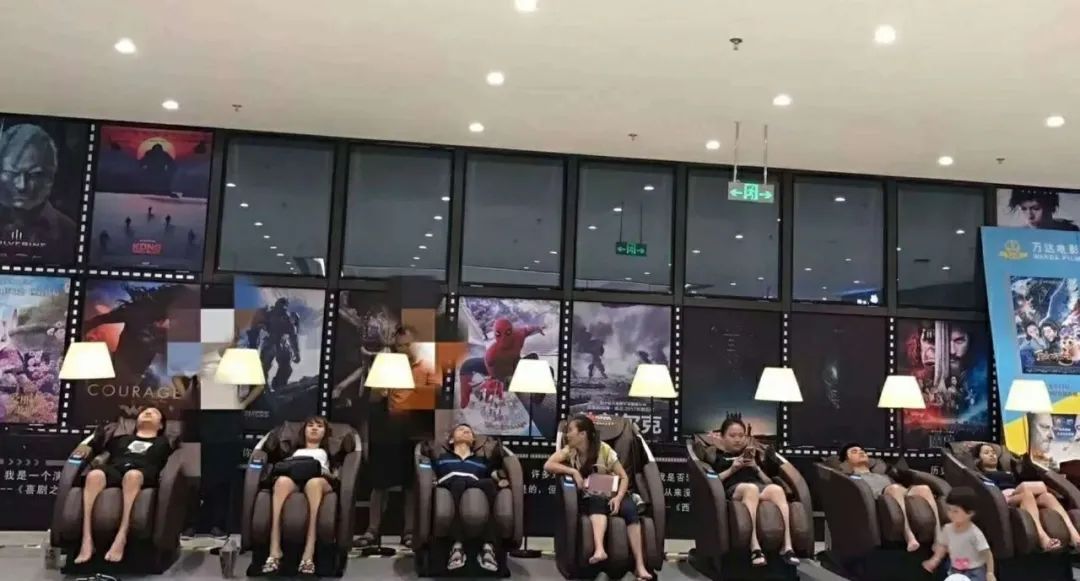 iphone12|车站里被“白嫖”按摩椅，没人付费却越来越多，原来暗藏商机？