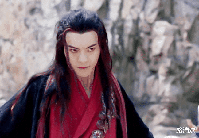 【邓伦】同样入魔黑化,肖战靠眼神,邓伦靠龇牙,伟霆靠邪笑,唯独他只需一个转身!