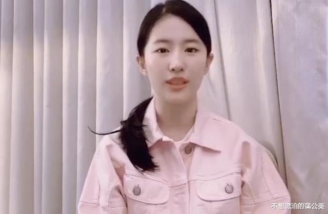 33歲劉亦菲拍宣傳片，“十級濾鏡”下變瞭樣，超寬發縫遮不住-圖2