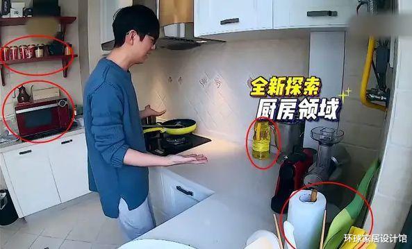 『汪涵』汪涵首曝家中字画挂满墙，住房龄20年旧家属区，与何炅家风格迥异