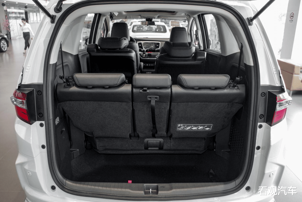 五菱凯捷|奥德赛瞬间不香了，五菱凯捷顶配11.98万，乘坐舒适还特安全