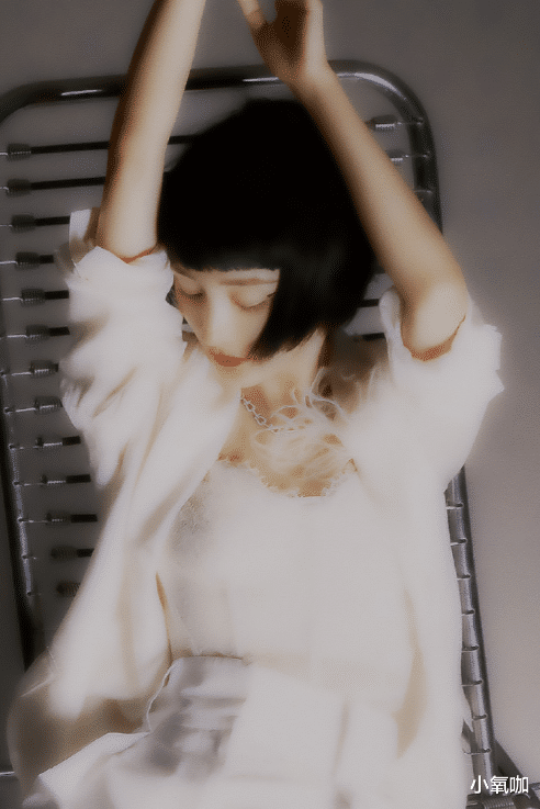 『杨幂』34岁杨幂为镜头拼了,剪齐耳短发化猫眼妆,一双“袜腿”太惹眼