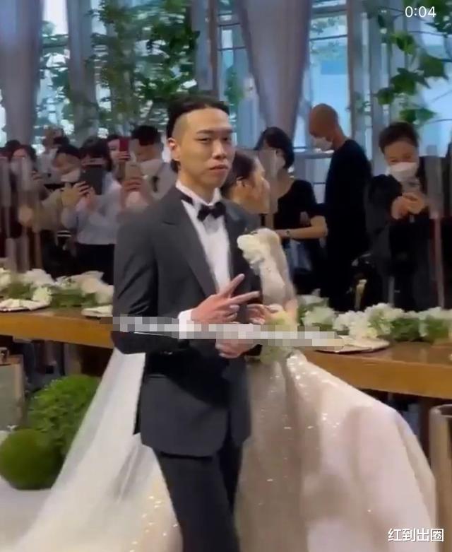 太甜蜜！韓國頂級歌手婚禮現場照曝光，與圈外女友8年戀愛修成正果-圖2