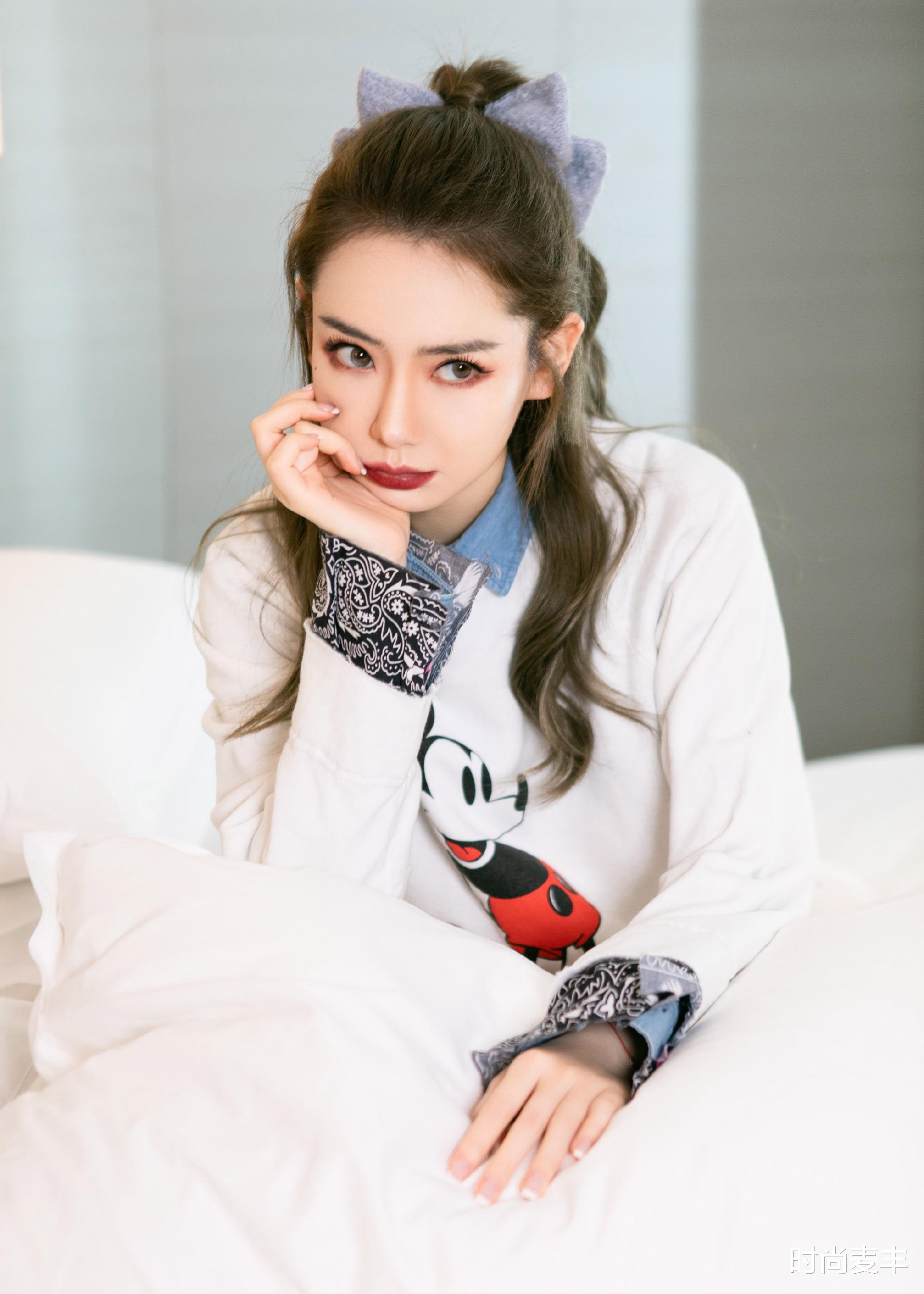 戚薇|戚薇薇娅双美合璧，白色T恤卡通图案高马尾，不愧是麻辣美妈