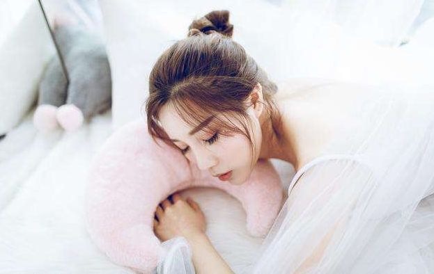 睡眠：医生提醒：睡前2件事等于“慢性自杀”？很多人还不清楚