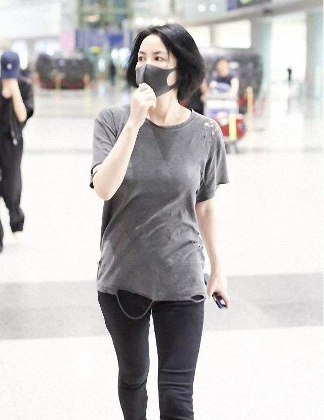 王菲|51岁还叫少女？王菲只是装的年轻，摘下口罩也是普通老人！