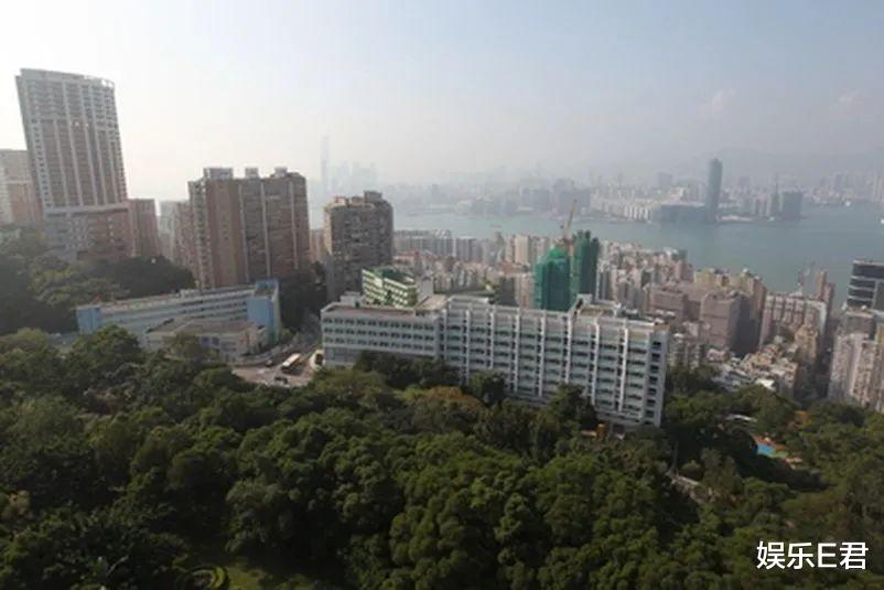 周星驰|58岁周星驰抵押山顶豪宅给美国银行，香港网友：这间屋太邪门了