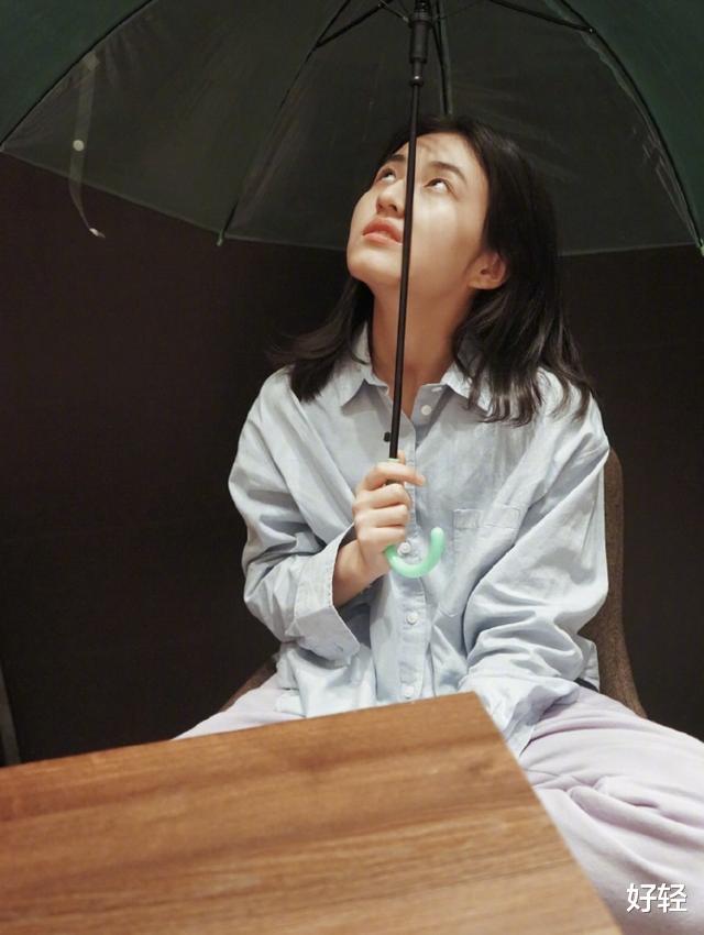 张子枫|张子枫，戒掉了3种食物，终于瘦出了“小V脸”和“漫画腿”