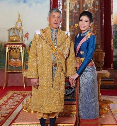 泰國王後沒頂住，泰王將和貴妃舉辦婚禮，詩妮娜紅色旗袍太耀眼-圖3