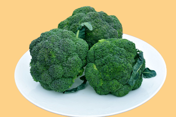 西兰花■女人不想老的快? 没事多吃4种碱性食物，补充雌激素，六十不显老