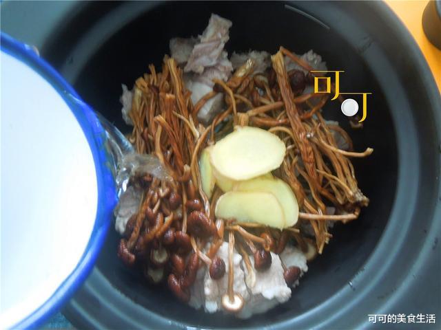 茶树菇|秋天的夜里，餐桌上该有这样一碗暖汤，外头再冷回家喝一碗就暖了