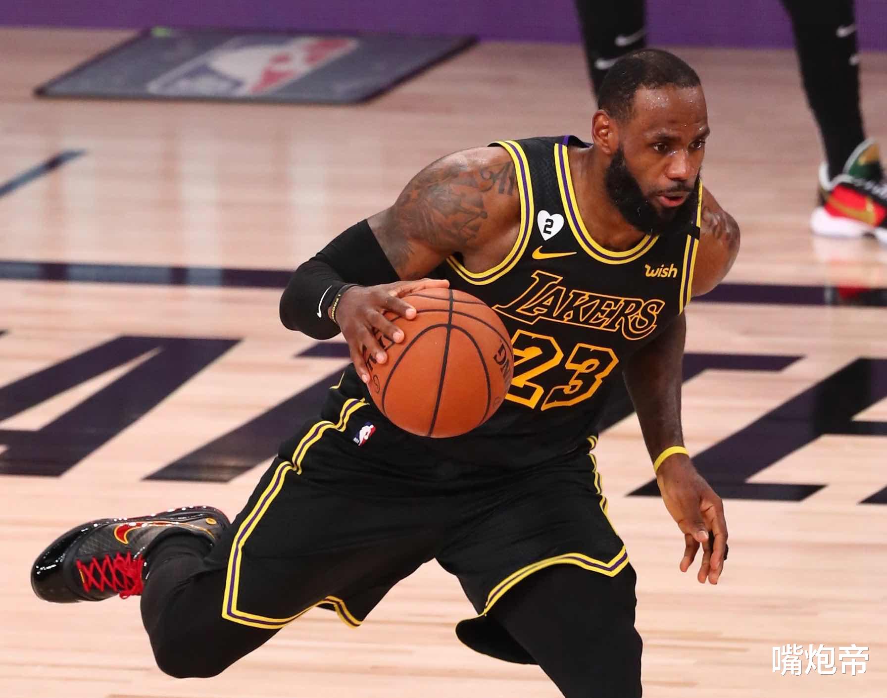 雄鹿队|整整3小时雄鹿现身,字母哥目光严肃身穿标语T恤,3大老板全表态