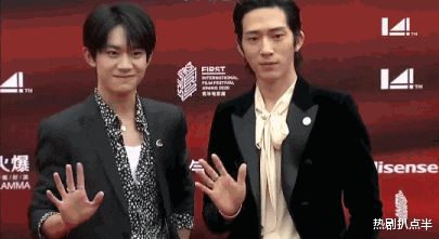 易烊千玺|易烊千玺红毯生图太虐人，笑容慈祥发腮严重，还被质疑垫增高垫