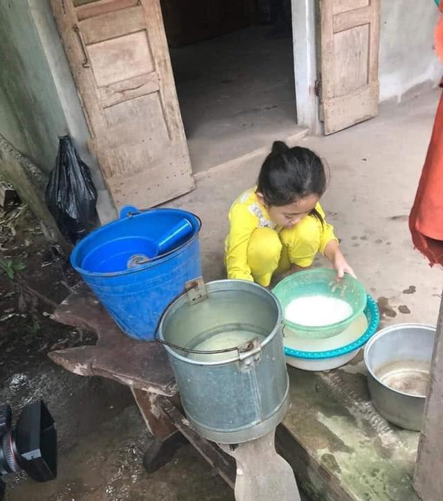 「新京报」女孩刚出生母亲离世之后被父亲遗弃，如今才7岁就要照顾患病养父