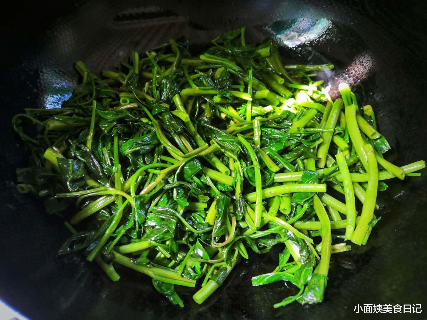 高血脂@炒空心菜10人做9人错,教你一招,炒出来翠绿不发黑,营养不流失