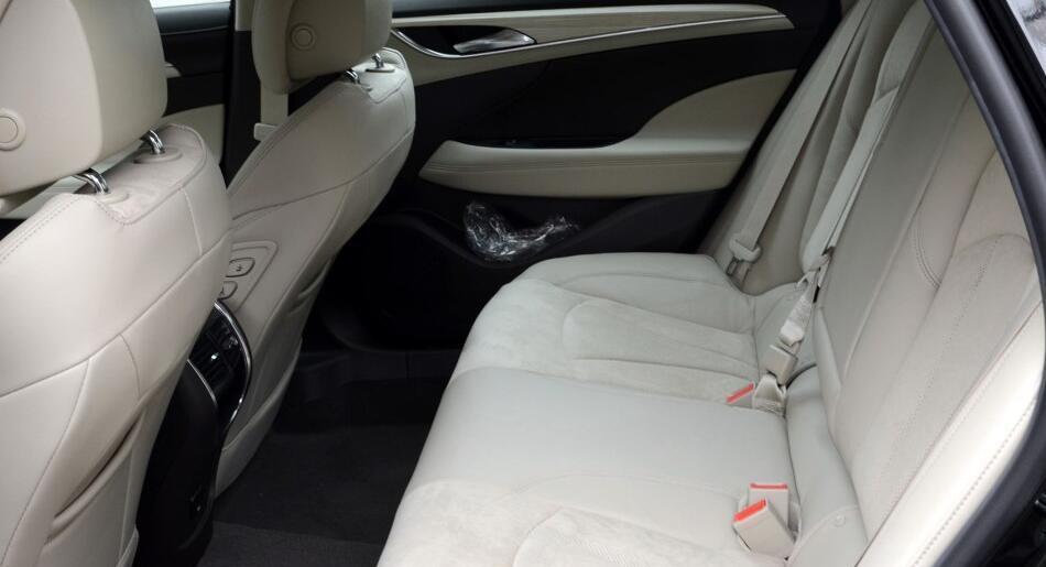 「SUV」让步4.8万成功，双层隔音车内0异味，长5米起步9AT，凯美瑞买早了