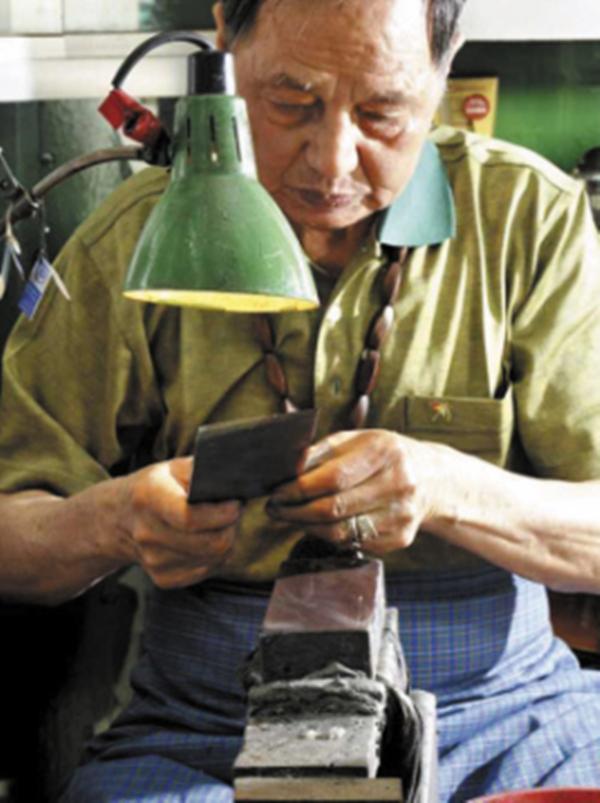 趣观历史|香港老人号称“刀王”，一把刀要卖上千元，为啥顾客还是抢着买？