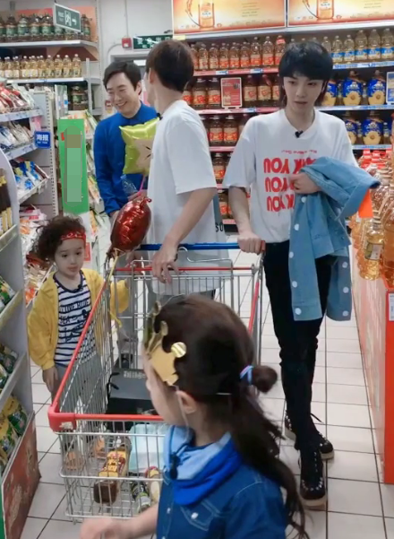 [华晨宇]华晨宇带小孩买东西，谁注意购物车都买了啥？成年人身份太真实了