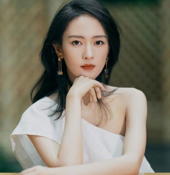 章子怡|公交车现“老年版章子怡”，侧颜棱角几乎一模一样，气质同样优雅