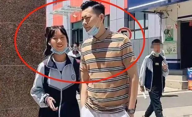 |爸爸长得太年轻是什么体验?接高中女儿放学,被老师误认是男友