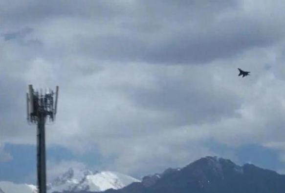 「苏-30」苏30、阿帕奇现身拉达克，印军在前线集结数百架战机，美称看不懂