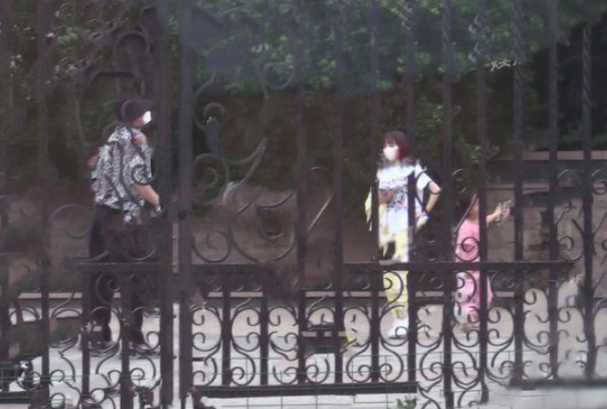 贾乃亮▲李小璐带女儿与前夫游玩，甜馨在爸爸怀中开心大笑，小璐与贾乃亮同框略显不自在