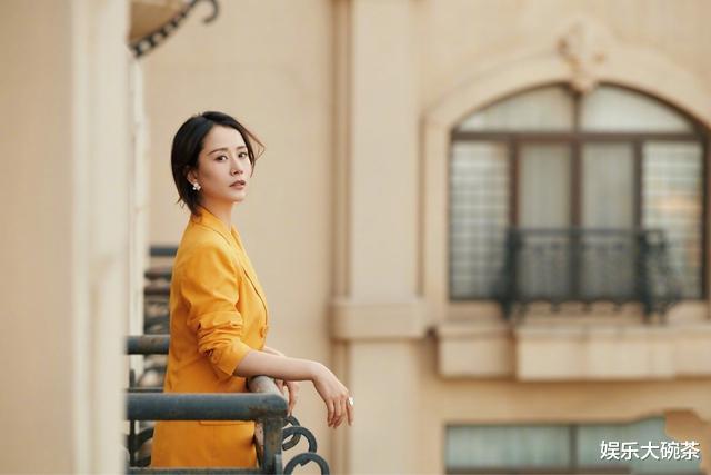 #西装#海清气质与美貌并存，穿淡黄色西装配短马尾，随性优雅明艳动人