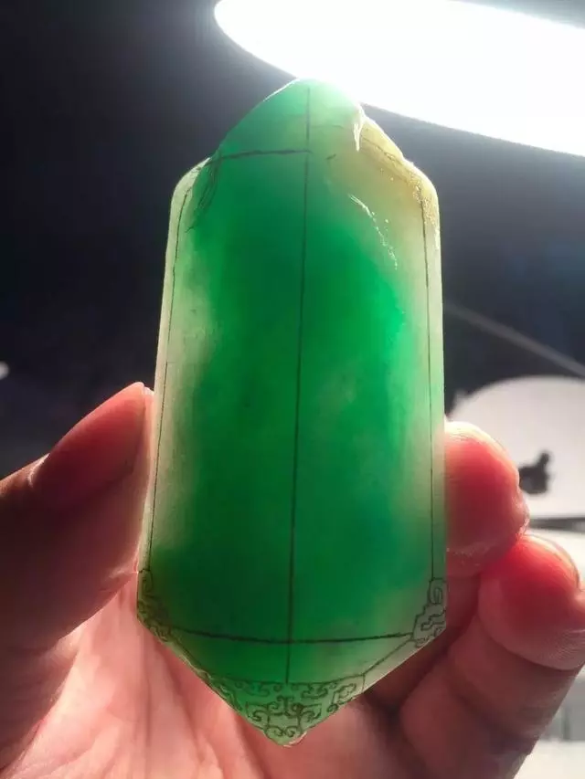 翡翠|一块极品黄夹绿翡翠的创作过程，光看原料就让人心乱神迷！