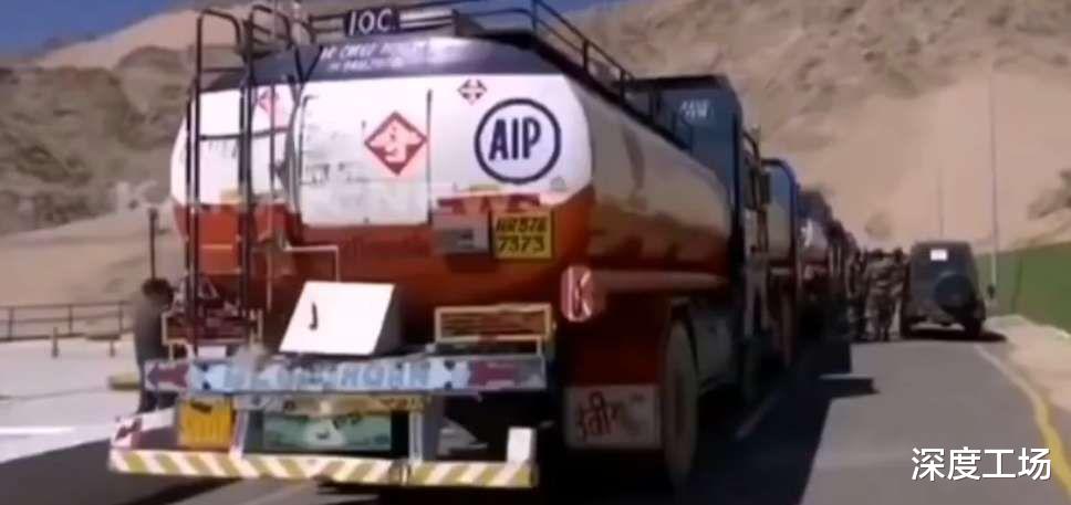 印軍卡車小心翼翼通過，拉達克恐怖山口：兩側是數米高雪墻-圖6