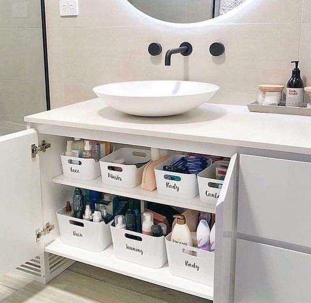 「」卫生间再小也能装,照着5个设计把收纳做好,好看又实用