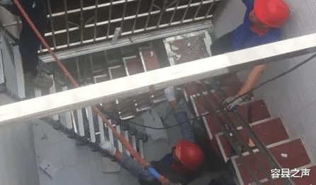 容县之声|广西某楼外出现“空中吊床”？家主：人多不够住！