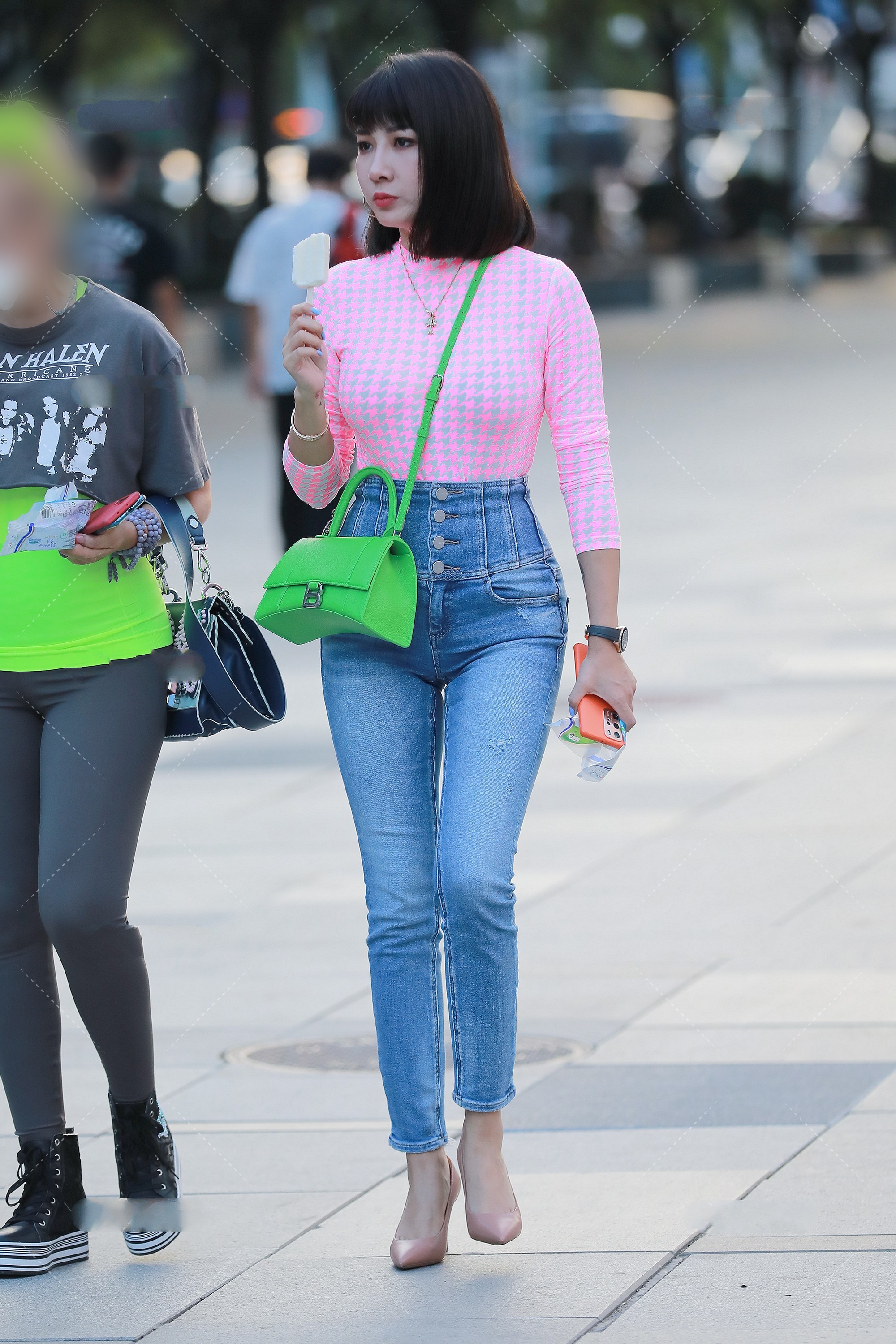 粉色|身穿粉色长T恤，艳丽上衣，搭配魔力短发冷艳高级