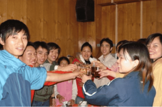 女子参加同学聚会,借口上厕所“偷偷结账”,回家打开手机后脸都绿了!