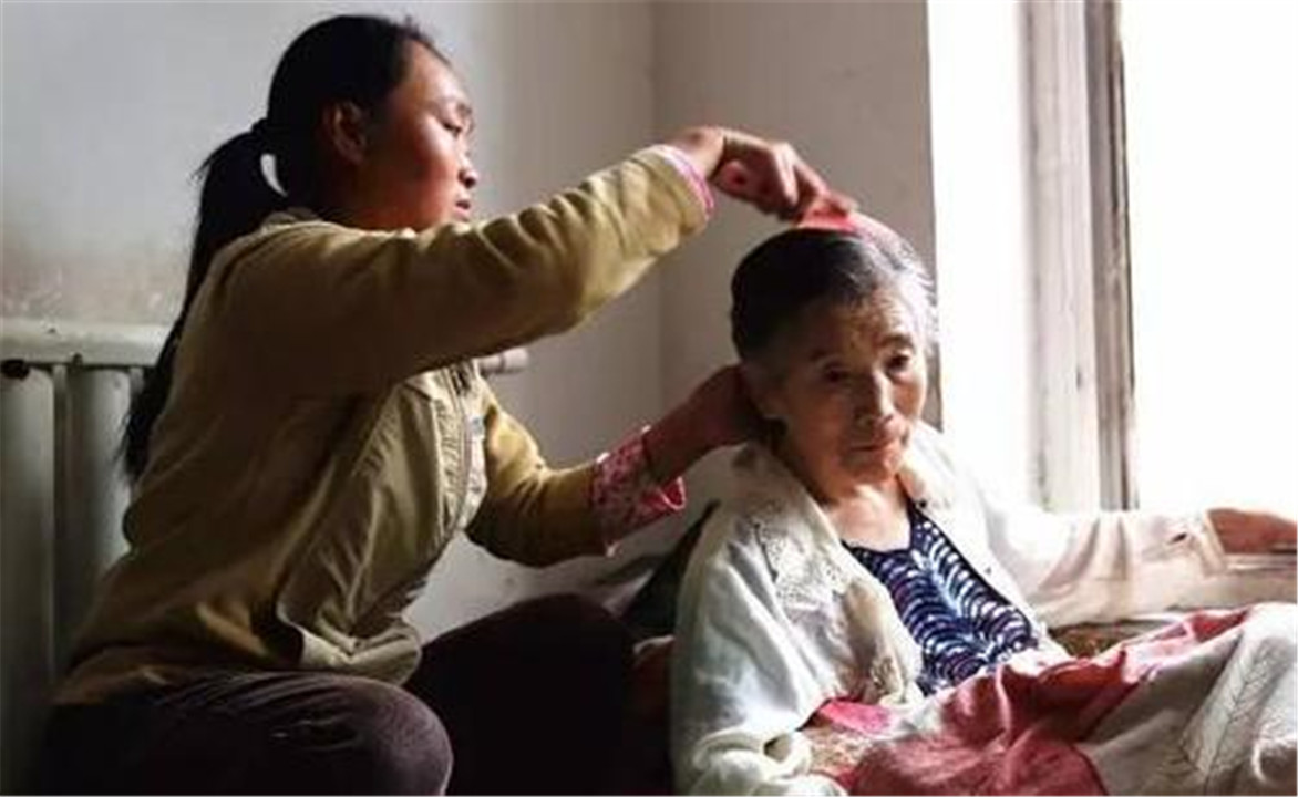 “我宁愿养条狗,也不养父母”,不孝女轰老母亲出门,众人却力挺