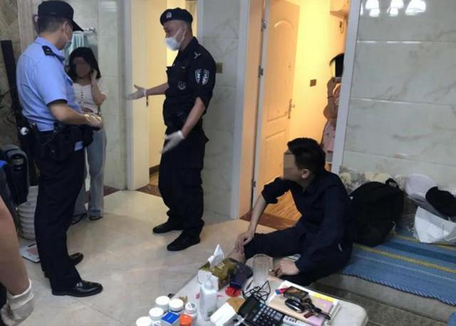 白鲸新视点|男子开挖掘机砸死堂兄弟，人倒后还继续攻击 警方：因经济纠纷