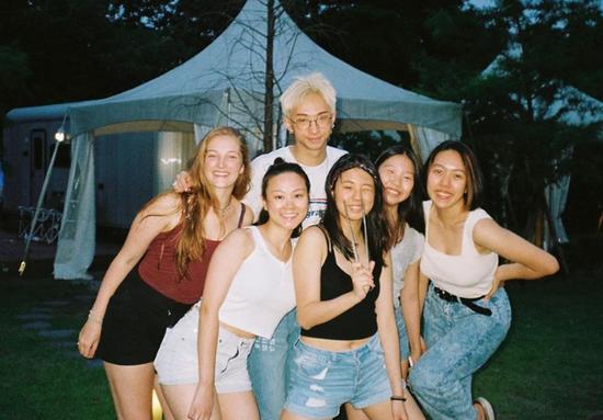 庾澄庆|庾澄庆儿子长大了，18岁染金发穿裙子太前卫，与伊能静感情甚好