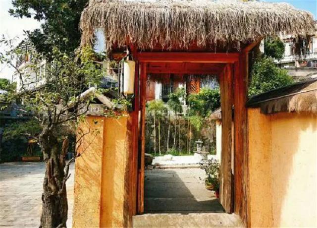 「」70后大叔用6年时间,建造400㎡院子,为追求原始房顶铺茅草