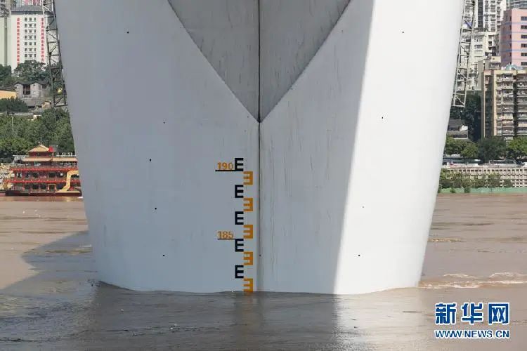 重庆晚报|直击洪峰过境，重庆朝天门码头被淹没