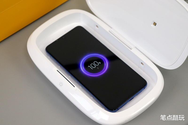 无线充电|边洗浴、边喝脉动？Nillkin闪净Pro：给你的手机净个身