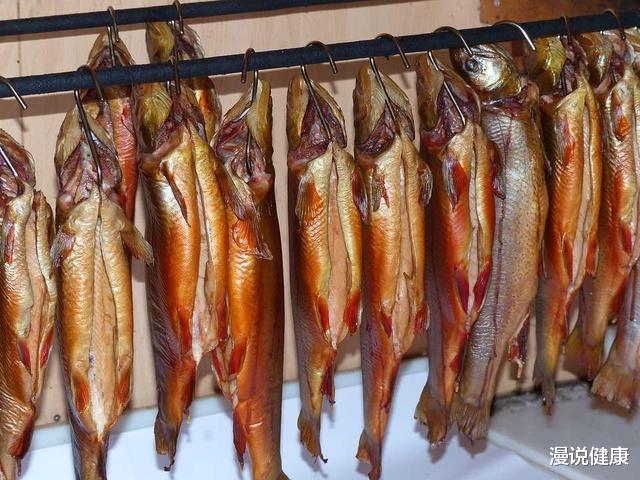 「疾病」别再抱怨脑梗“突发”，餐桌上这4种常见食物，越吃血管越堵！