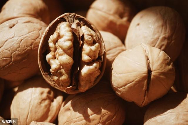 「抗衰老」8个部位最先出卖年龄，抗衰老要多吃这10种食物