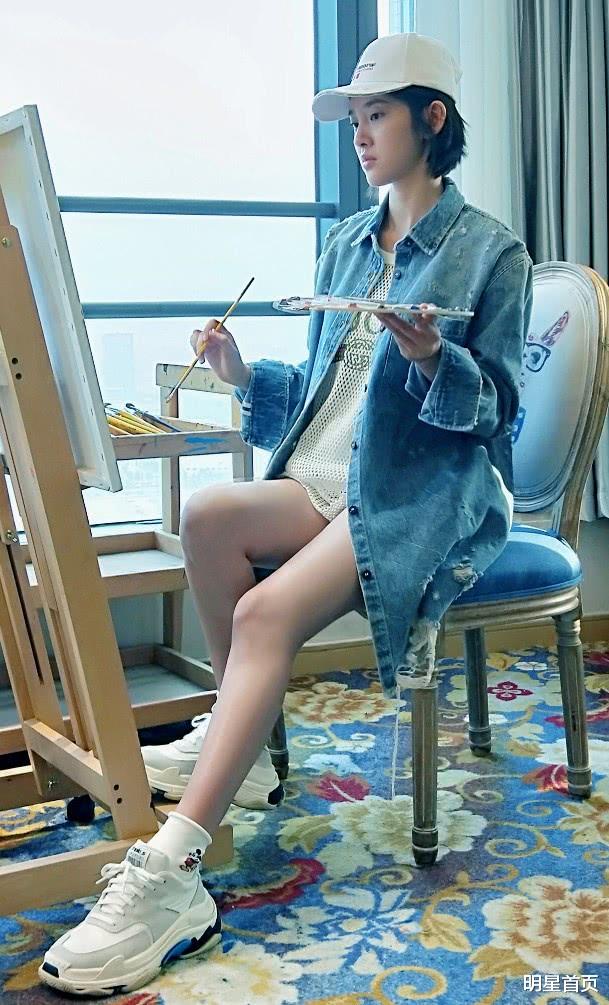 『唐艺昕』唐艺昕生孩子后堪比“整容”，失去十级PS的腿型，女生都看懵了