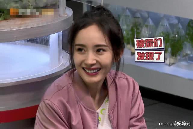 杨幂@杨幂审美有多与众不同？“荧光芭比美甲”涂上手，不仅显白还显嫩