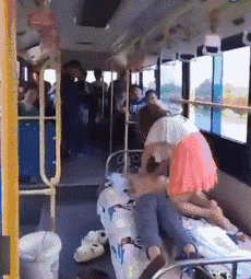 |搞笑GIF趣图：高考结束才发现，其实高中生活更好一些，大家各奔东西真有些不舍