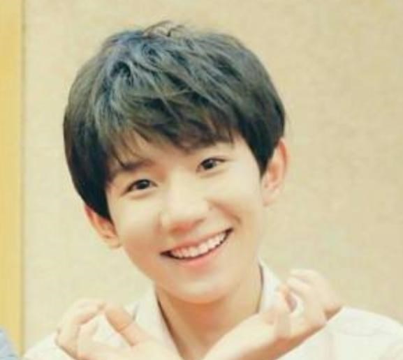 王源：笑容最治愈的4位男明星，杨洋上榜，王源仅拍第二，第一当之无愧