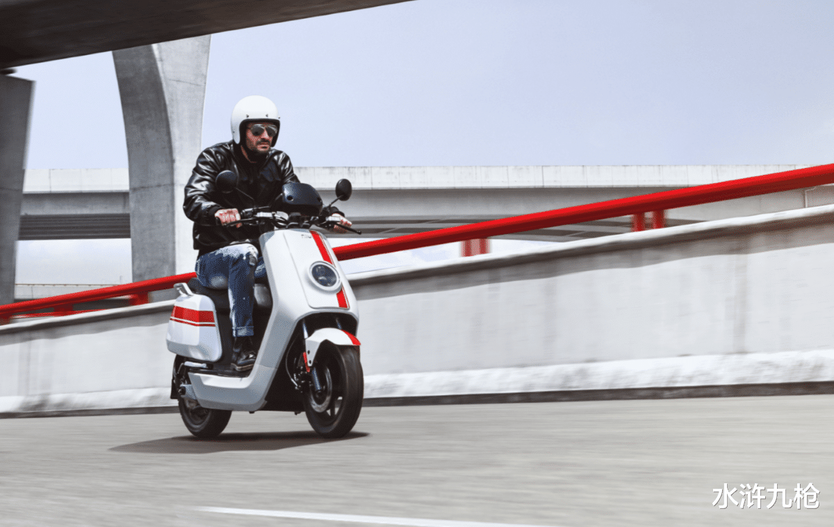 【电动车】接盘汽车用户，两轮电动“救”车市，雅迪爱玛小牛谁要抢头功？