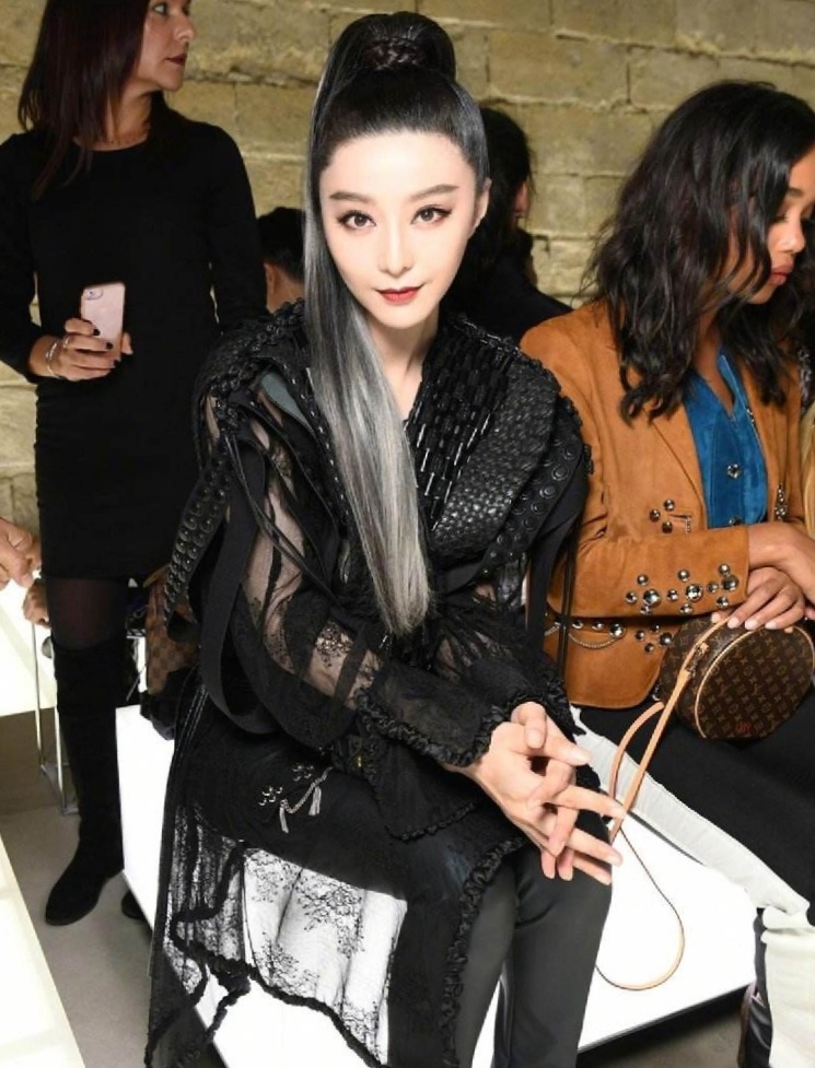 裙装|范冰冰也太好看了，粉色裙装太温柔，侧颜线条美到哭